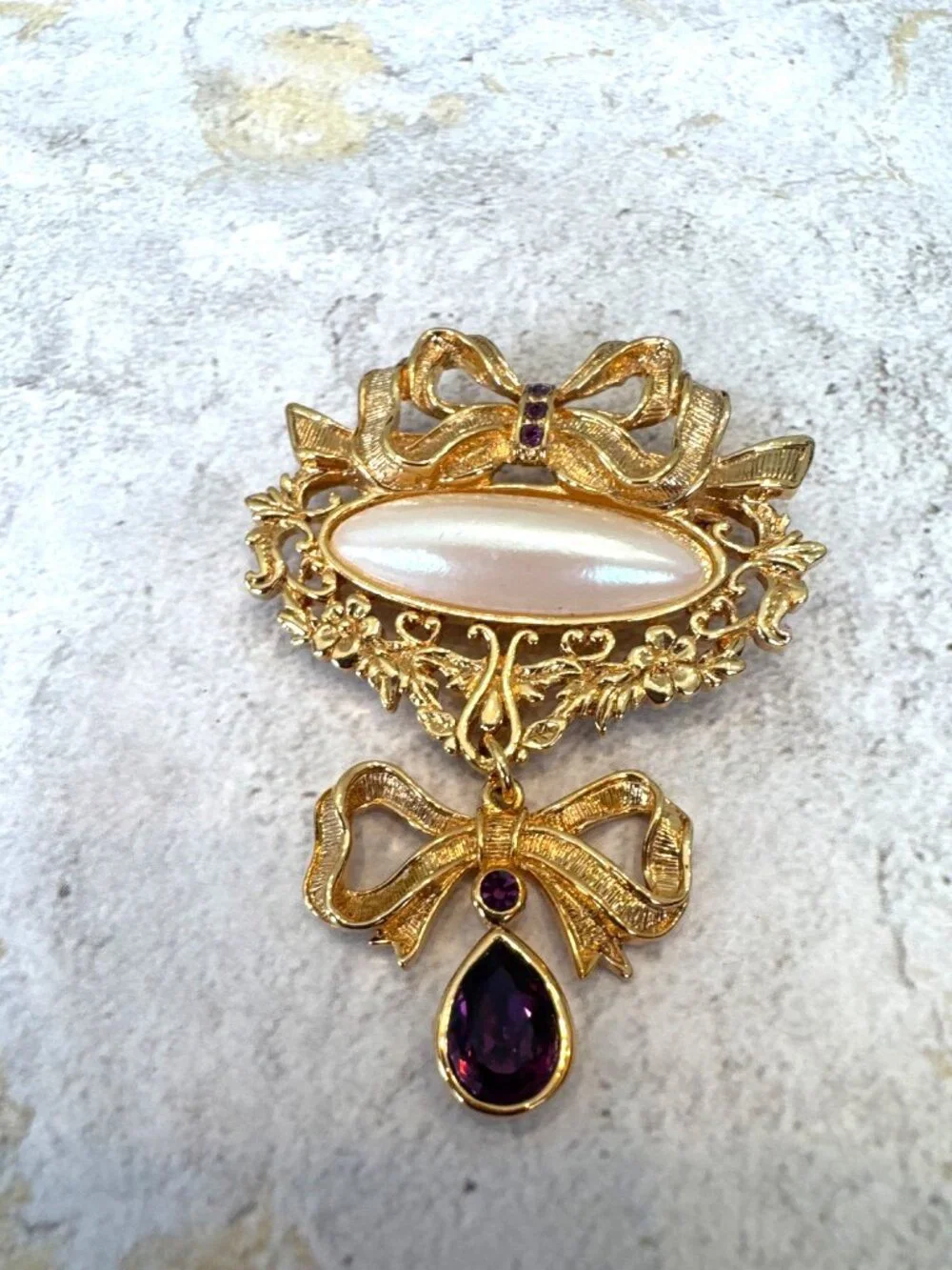 Avon Romantic Style Pin Gold Brooch with Purple Amethyst Stone Dangle
